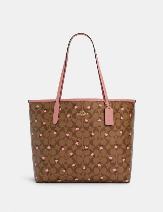 Bolso City con emblema de la marca y estampado floral de corazones (imagen a través de Coach Outlet).