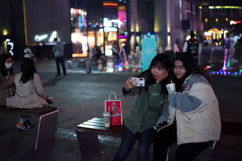 Dos mujeres hacen una selfi en Pekín, China, el 25 de octubre de 2020