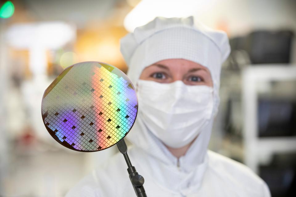 Bosch is investing to expand production of semiconductor chips in Germany. Here is a power semiconductor wafer based on silicon carbide from Bosch.