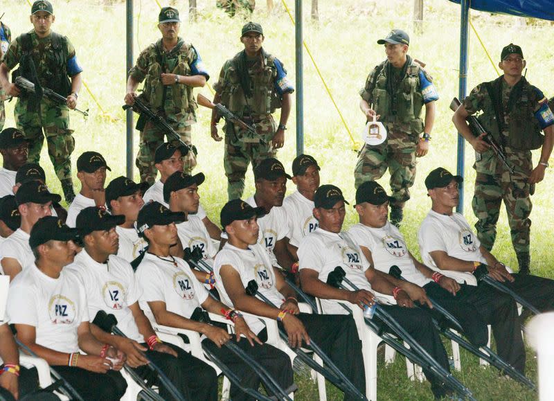 Foto de archivo. Paramilitares colombianos asisten al inicio de las conversaciones de paz con el Gobierno en Santa Fe de Ralito, departamento de Córdoba