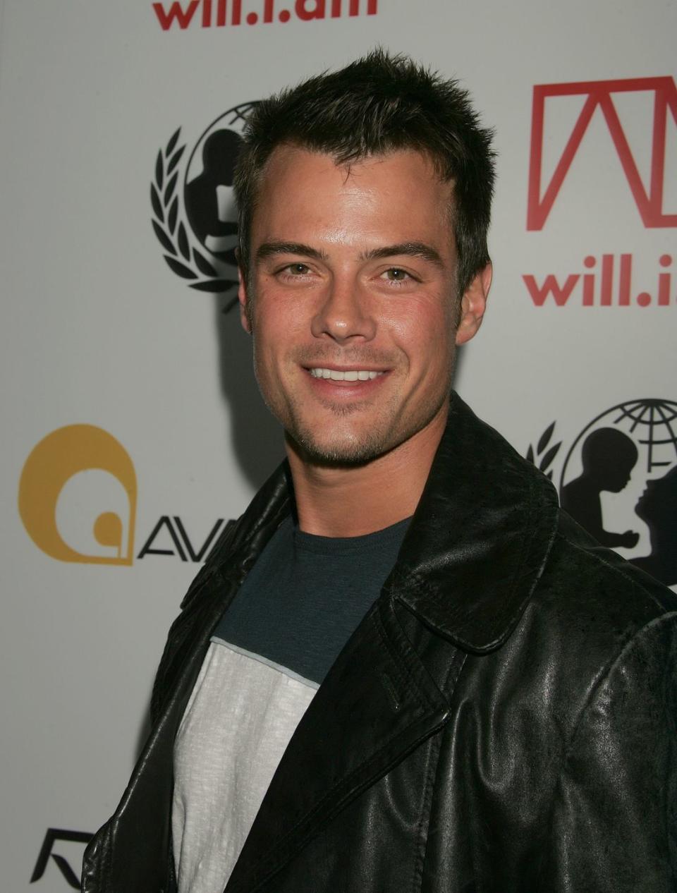 <p>Early in his career, Josh Duhamel kept his naturally dark brown hair cut short and clean. </p>