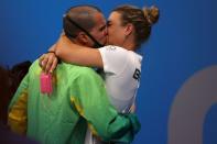 <p><b>Le baiser de la victoire</b></p><p>Le Brésilien Bruno Fratus embrasse sa femme et entraîneure Michelle Lenhardt après avoir remporté la médaille de bronze en 50 mètres nage libre.</p>