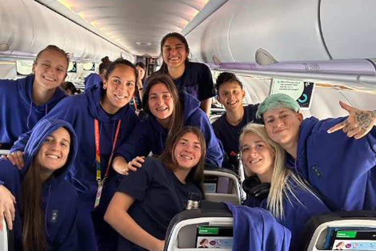 El seleccionado argentino viajando rumbo a Dunedin, Nueva Zelanda