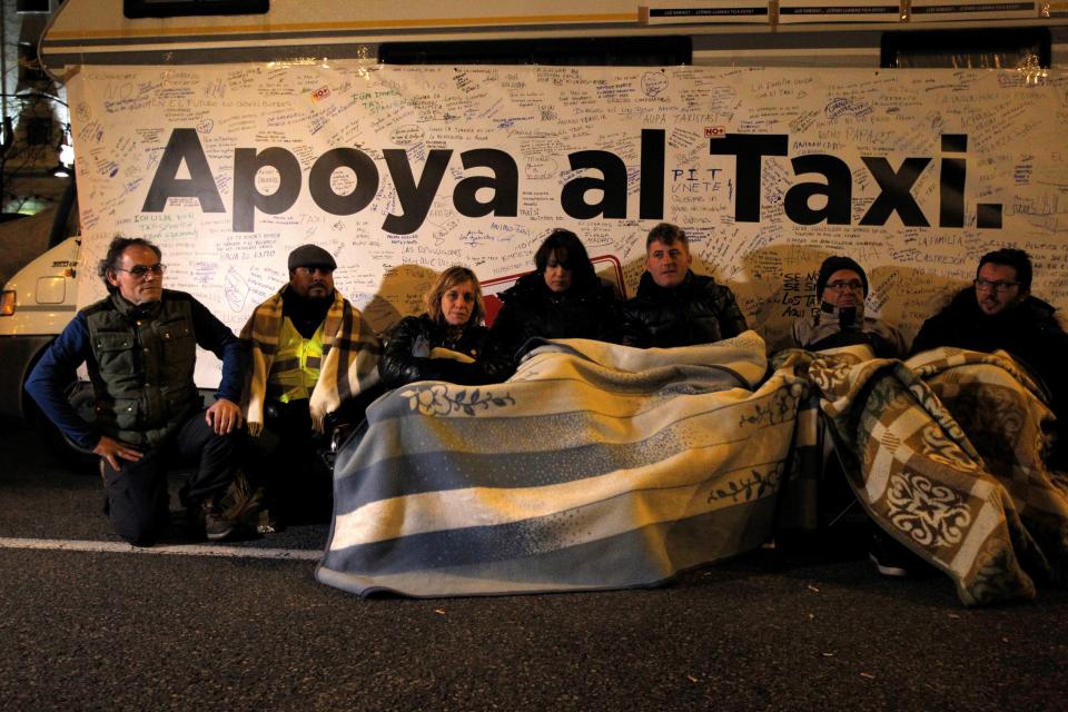 <p>Taxistas en huelga de hambre acampados en el Paseo de la Castellana.<br>Foto: EFE/Eduardo Oyana </p>