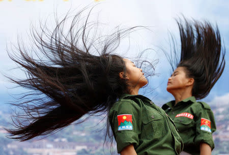 Ethnic Wa performers dressed as United Wa State Army (UWSA) soldiers perform a traditional dance at Mongmao, Wa territory in north east Myanmar October 1, 2016. Picture taken on October 1, 2016. REUTERS/Soe Zeya Tun