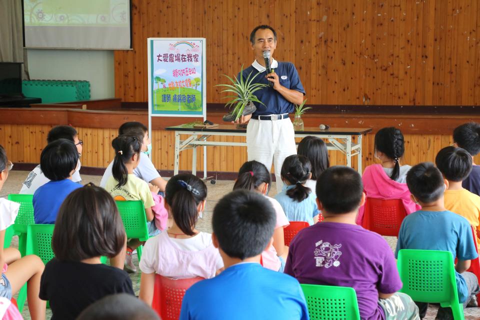 本身是同仁國小畢業校友的慈濟環境教育講師陳錫卿老師，親切與專業的課程分享，與學童互動良好，獲得學生熱情的回饋。