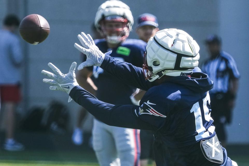 New England Patriots' Ezekiel Elliott catches a pass during practice for NFL football training camp Wednesday, Aug. 16, 2023, in Green Bay, Wis. (AP Photo/Morry Gash)