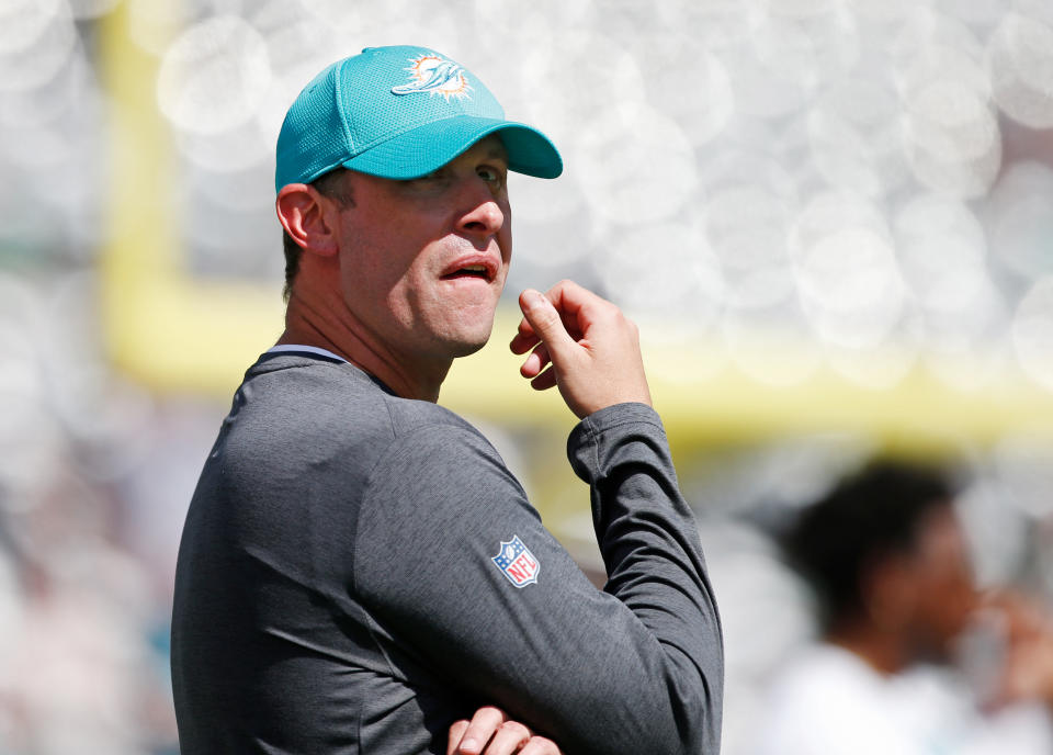 El coach principal de Miami Dolphins, Adam Gase, obligó a sus jugadores a estar parados durante el himno.