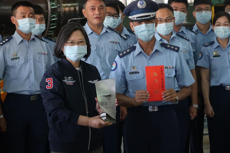 總統蔡英文26日上午前往空軍岡山基地第三後勤指揮部   圖：林朝億/攝