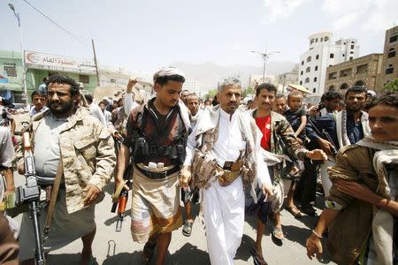 Head of the Popular Resistance Committees (PRC), Sheikh Hamoud Saeed al-Mikhlafi (3rd L) walks on a street in Taiz city, Yemen, April 24, 2015. The PRC is involved in fighting against Houthi fighters trying to capture the city. REUTERS/Stringer