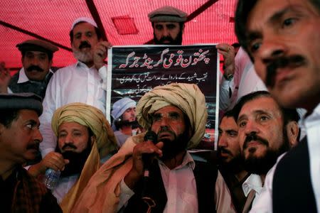 Muhammad Khan Mehsud (C), the father of Naqibullah Mehsud, whose family said was killed by police in a so-called "encounter killing", speaks to grand jirga (tribal assembly or public meeting) in Karachi, Pakistan January 22, 2018. REUTERS/Akhtar Soomro/Files