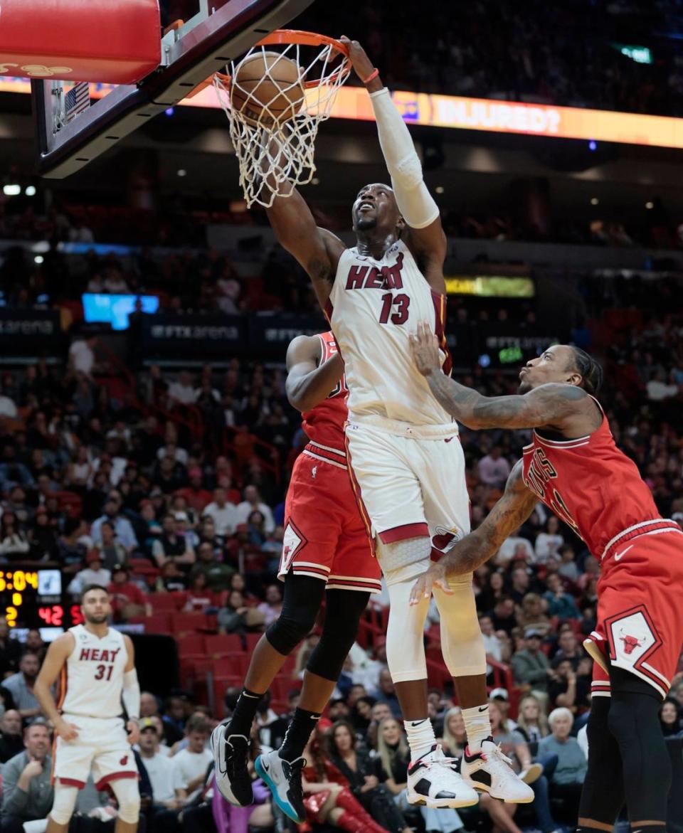 El centro del Heat Bam Adebayo clava la pelota ante los Bulls de Chicago, en el segundo cuarto del partido celebrado el 19 de octubre de 2022 en Miami.