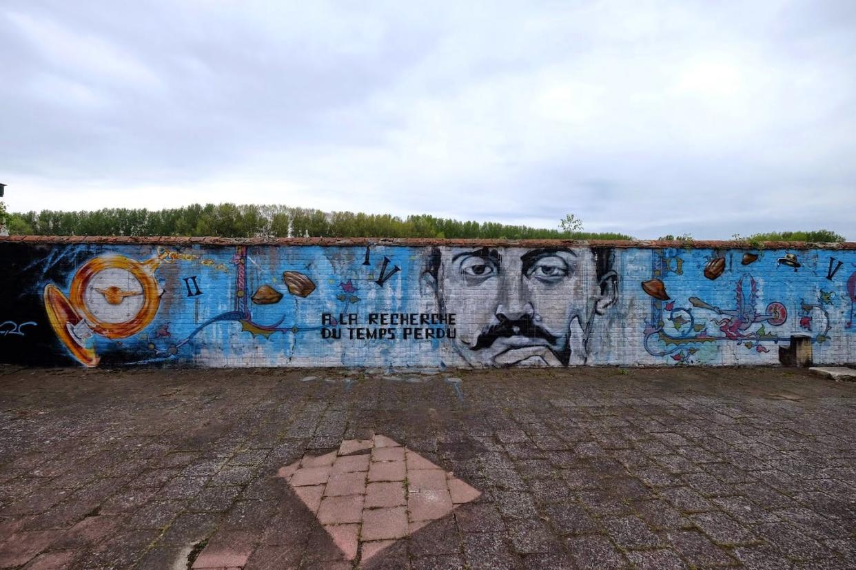 Mural dedicado a Marcel Proust en Damme (Bélgica). <a href="https://commons.wikimedia.org/wiki/File:8340_Damme,_Belgium_-_panoramio_(37).jpg" rel="nofollow noopener" target="_blank" data-ylk="slk:Ben Bender / Wikimedia Commons;elm:context_link;itc:0;sec:content-canvas" class="link ">Ben Bender / Wikimedia Commons</a>, <a href="http://creativecommons.org/licenses/by-sa/4.0/" rel="nofollow noopener" target="_blank" data-ylk="slk:CC BY-SA;elm:context_link;itc:0;sec:content-canvas" class="link ">CC BY-SA</a>