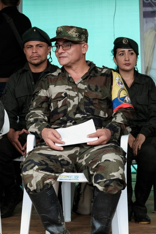 FOTO DE ARCHIVO. Néstor Gregorio Vera Fernández, alias Iván Mordisco, jefe del Estado Mayor Central de una facción de las FARC que rechazó el acuerdo de paz del 2016, asiste a una reunión con comunidades campesinas en Yarí