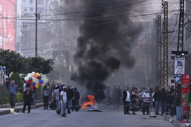 Anti-government demonstrators burn tyres in Tripoli