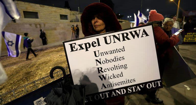 Unas 200 personas demandaron el desmantelamiento de la agencia de la ONU para los refugiados palestinos (UNRWA) frente a su sede en Jerusalén Este, territorio ocupado y anexionado por Israel