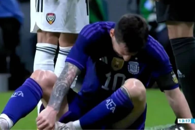 El gesto de dolor de Lionel Messi encendió las alarmas. Foto: captura de TV