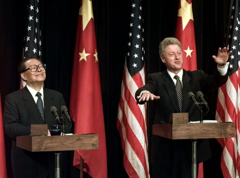 1997年，柯林頓（Bill Clinton）總統與中國國家主席江澤民在華盛頓出席記者會。（AP）