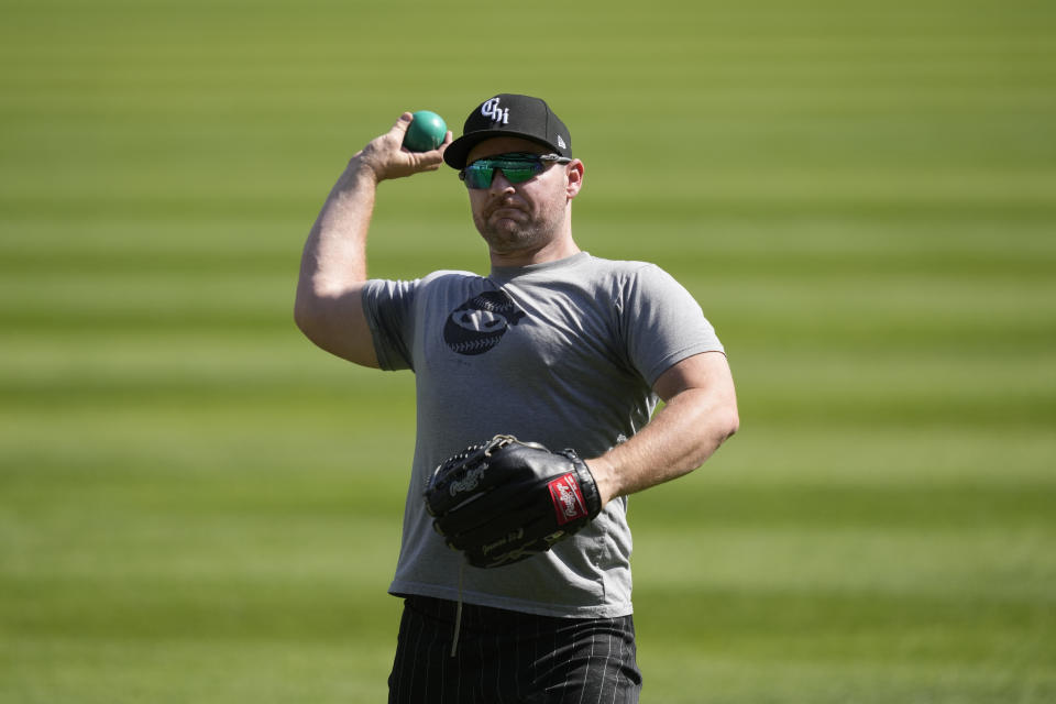 El lanzador de los Medias Blancas de Chicago Liam Hendriks lanza antes del juego ante los Angelinos de Los Ángeles el lunes 29 de mayo del 2023. (AP Foto/Charles Rex Arbogast)