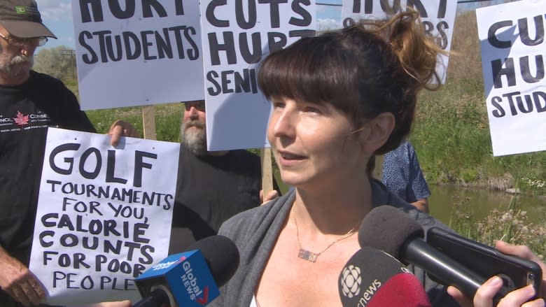 Protesters canoe through Sask. Party golf tournament fundraiser