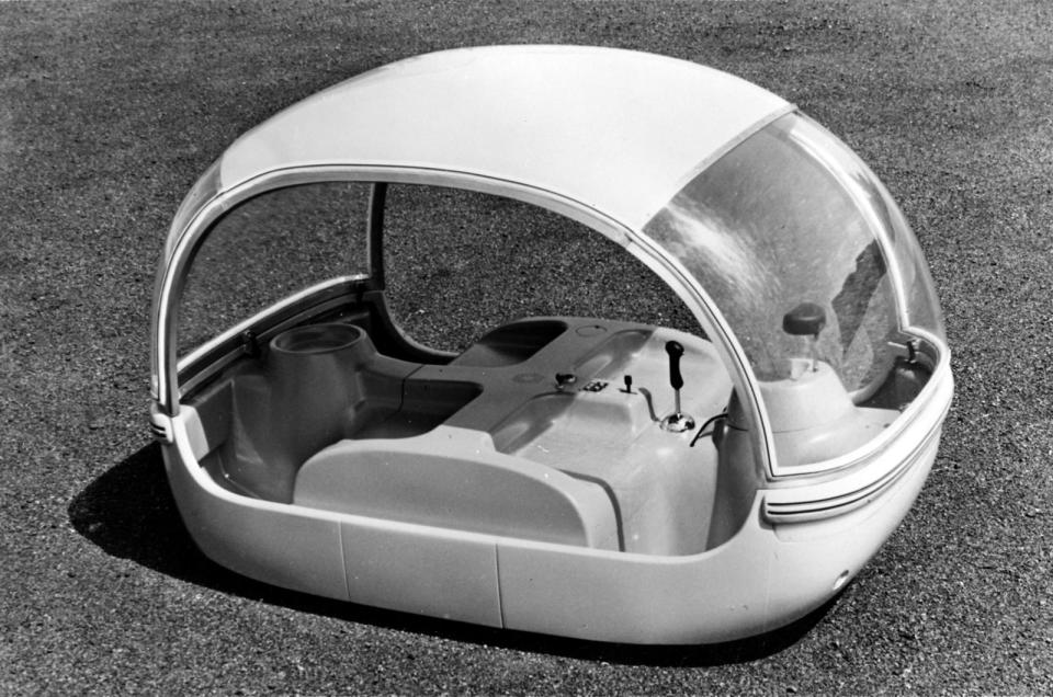 <p><span>Proposed specifically as an urban commuter car, the EX-005 offered seating for four, but little in the way of comfort as those seats were of moulded plastic. The weather protection was also pitiful and as far as crash safety was concerned, forget it. However, the <b>rotary/electric hybrid powertrain</b> was far-sighted, if something of a dead end.</span></p>