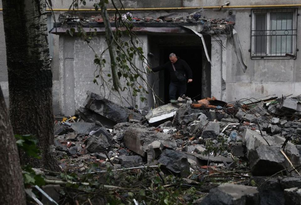 Shelling continued in the town of Toretsk in the Donetsk region in late September 2022 as Russia moved to annex portions of Ukraine. <a href="https://www.gettyimages.com/detail/news-photo/man-leaves-a-residential-building-partially-destroyed-by-news-photo/1243453921?adppopup=true" rel="nofollow noopener" target="_blank" data-ylk="slk:Anatolie Stepanov via Getty Images;elm:context_link;itc:0;sec:content-canvas" class="link ">Anatolie Stepanov via Getty Images</a>, <a href="http://creativecommons.org/licenses/by-nd/4.0/" rel="nofollow noopener" target="_blank" data-ylk="slk:CC BY-ND;elm:context_link;itc:0;sec:content-canvas" class="link ">CC BY-ND</a>