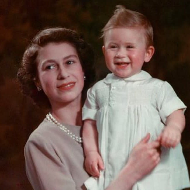 Rey Carlos celebra su primer Día de la Madre sin la reina Isabel II credit:Bang Showbiz