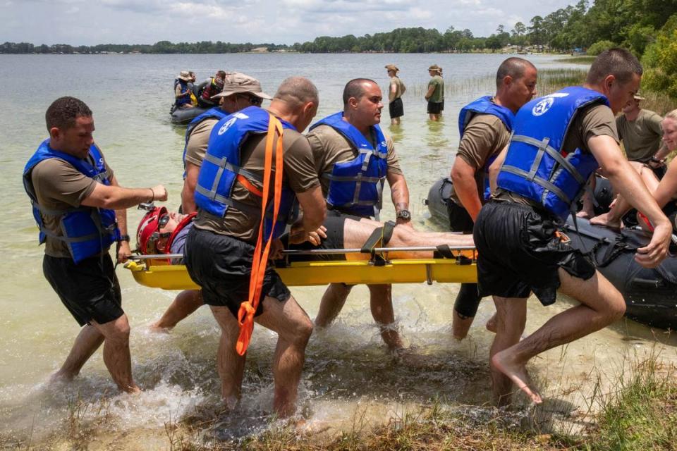 Reclutas de la Guardia Estatal de la Florida recibieron instrucción de habilidades acuáticas por parte de soldados de la Guardia Nacional de la Florida y contratistas civiles para un ejercicio de capacitación de supervivencia acuática en Camp Blanding, Florida, el 14 de junio de 2023. Sargento Marc Morgenstern, Ejército de Estados Unidos.