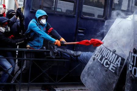 Protesters clash with riot police during a demonstration of Greek school teachers outside the parliament building against government plans to change hiring procedures in the public sector in Athens, Greece, January 14, 2019. REUTERS/Alkis Konstantinidis