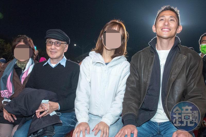 吳怡農（右一）的父親吳乃德（左二）驚爆13年前性騷女大生，對此吳怡農今在臉書發文致歉；圖中女性非事件當事人。（本刊資料照）