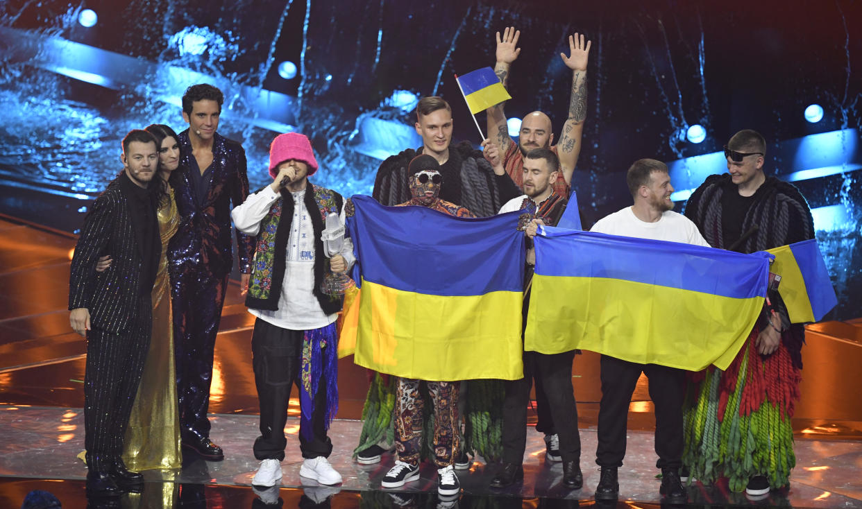  Alessandro Cattelan, Laura Pausini, and Mika with Kalush Orchestra of Ukraine as they are named winners during the Grand Final show of the 66th Eurovision Song Contest at Pala Alpitour on May 14, 2022 in Turin, Italy. (Photo: Giorgio Perottino/Getty Images)