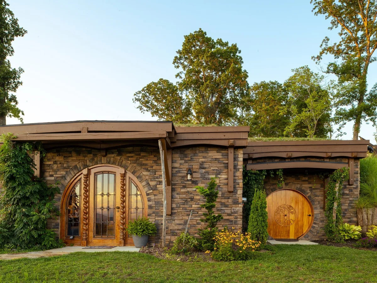 A couple spent $275,000 building a fantastical underground home nestled into a N..