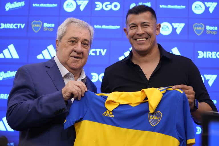 Jorge Almirón, flamante director técnico de Boca, junto con el presidente xeneize, Jorge Amor Ameal