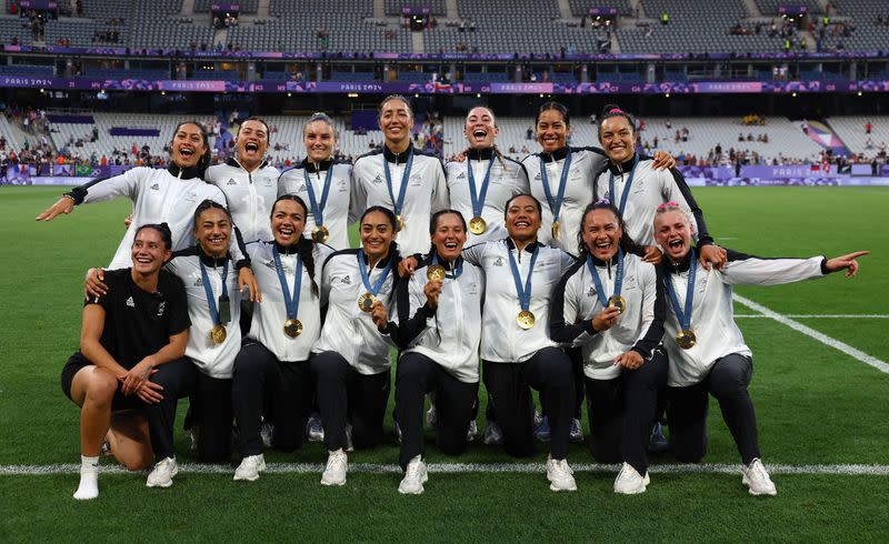 Foto del martes de la selección de Nueva Zelanda posando con las medallas tras ganar el oro en el rugby seven femenino