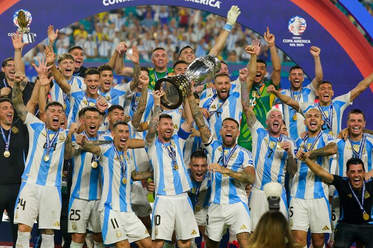 Argentina campeón de la Copa América 2024: luego de levantar el trofeo, el festejo en la intimidad del vestuario generó una fuerte controversia