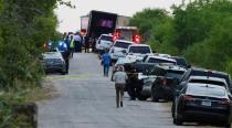 Foto del lunes de agentes de policía trabajando en el lugar donde se hallarn decenas de inmigrantes muertos dentro de un camión en San Antonio, Texas