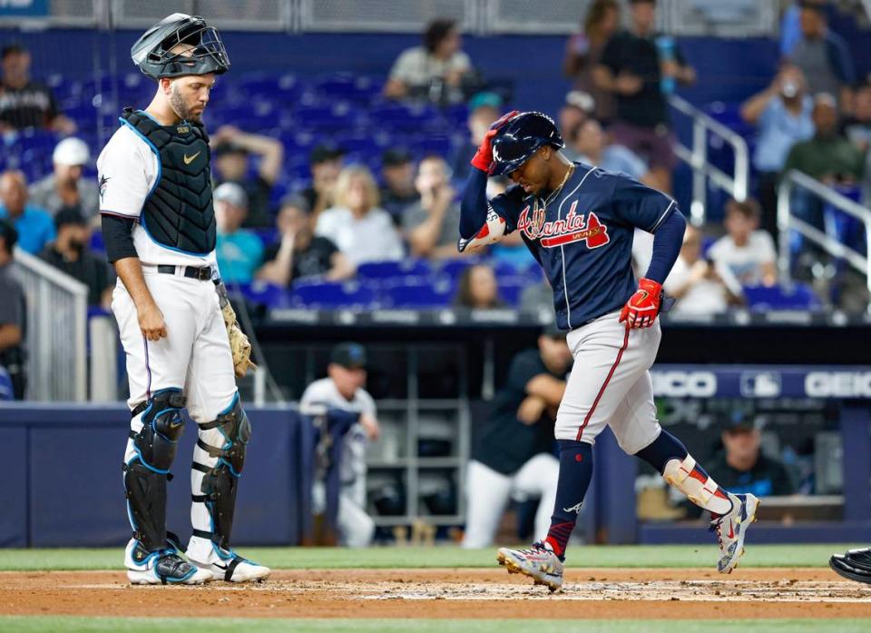 El segunda base de los Bravos de Atlanta Ozzie Albies anota tras pegar un jonrón en el segundo inning del partido ante los Marlins, celebrado el 2 de mayo de 2023 en Miami.