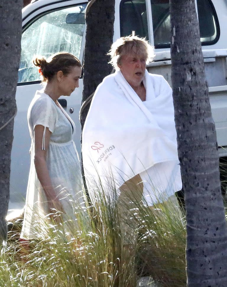 Luego de auxiliar en un accidente de tránsito, el Beatle ahora descansa en sus jornadas de playa con su esposa