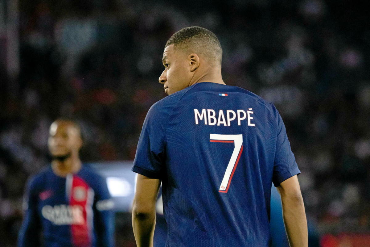 BeFootball on X: Kylian Mbappé avec des enfants supporters du PSG