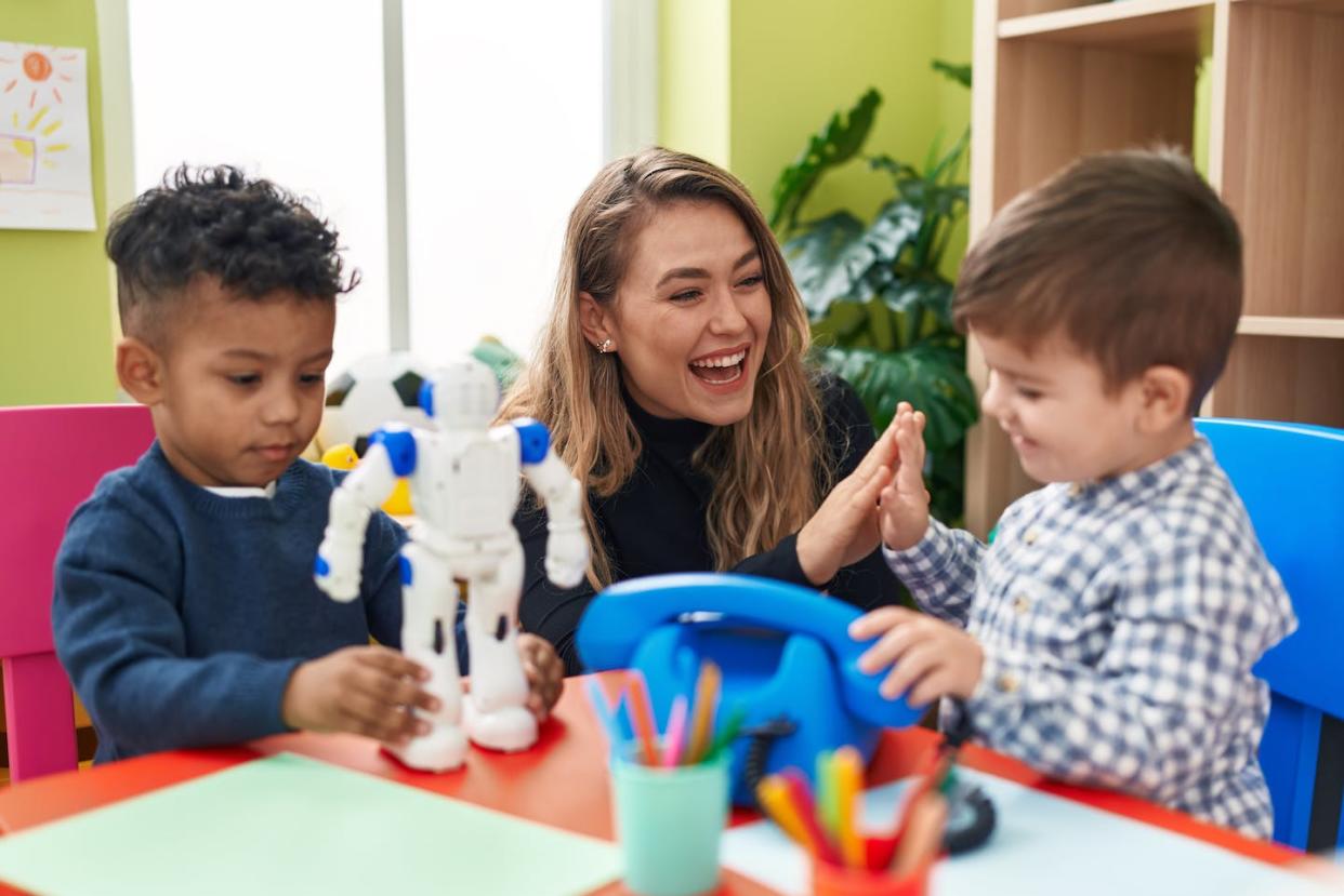 <a href="https://www.shutterstock.com/es/image-photo/teacher-boys-sitting-on-table-playing-2262332317" rel="nofollow noopener" target="_blank" data-ylk="slk:Shutterstock;elm:context_link;itc:0;sec:content-canvas" class="link ">Shutterstock</a>