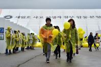 South Korean mourners pay tribute to the victims of the Sewol ferry disaster outside a remembrance hall in Ansan, on April 16, 2015