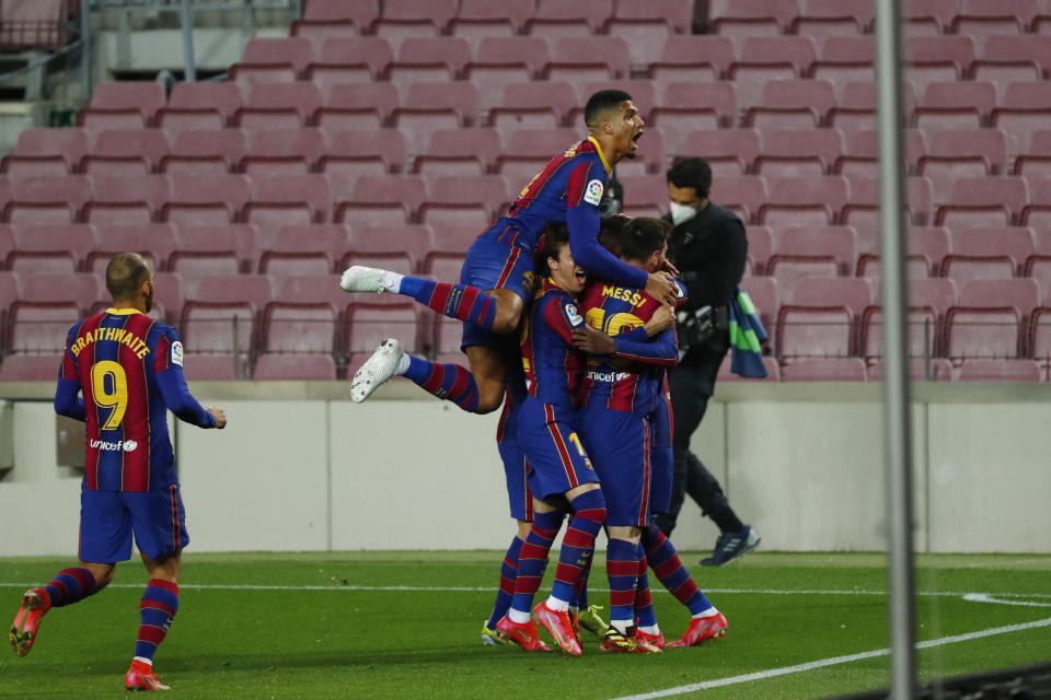 Ousmane Dembélé celebra con sus compañeros tras anotar el gol que le dio la victoria al Barcelona 1-0 ante Valladolid en la Liga española, el lunes 5 de abril de 2021. (AP Foto/Joan Monfort)