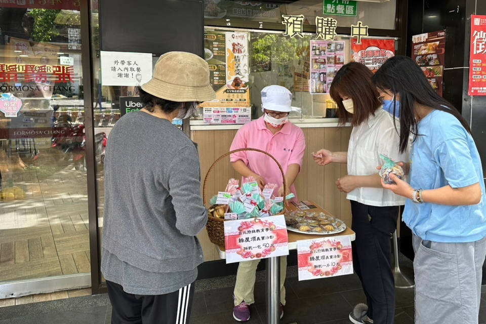 臺北特殊教育學校結合食農教育，學生手作香草餅乾，並進行義賣