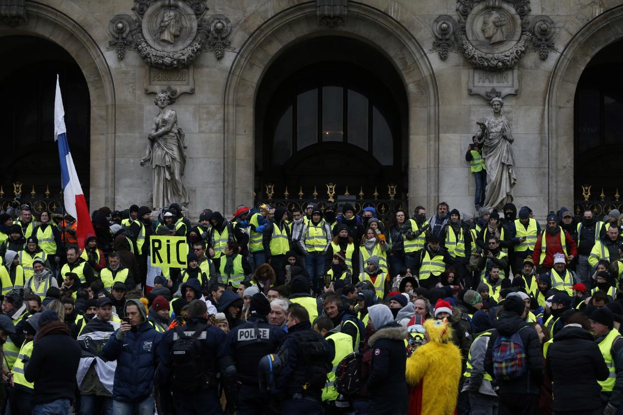 Des gilets jaunes bloquent la place de l’Opéra