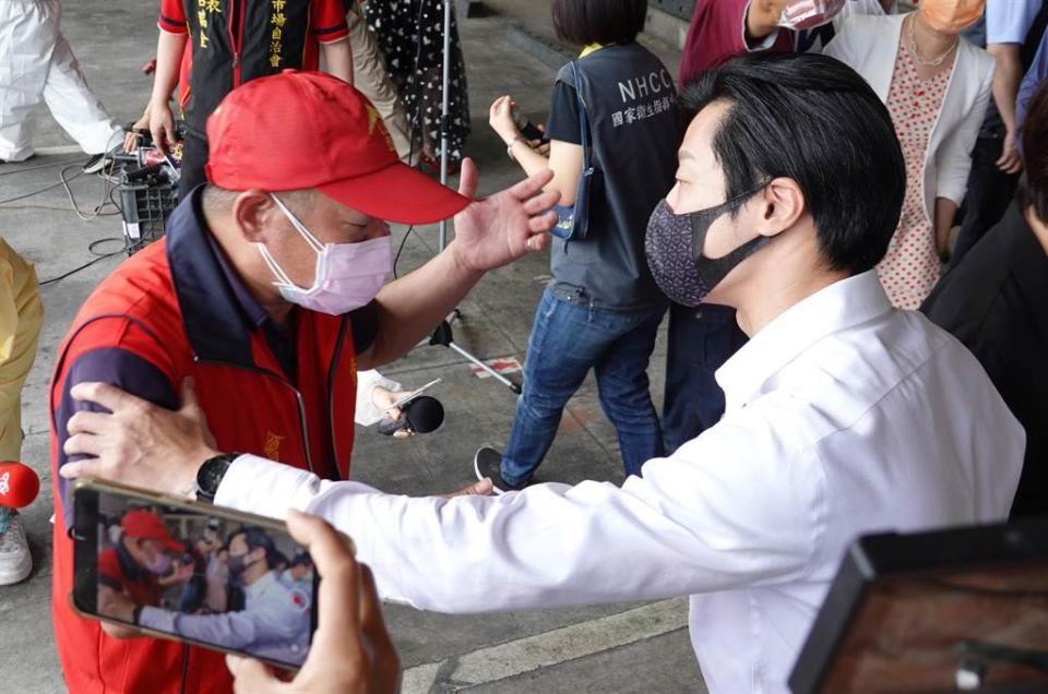 立委林昶佐（右）在官員視察時發言嗆台北市長柯文哲防疫作為，遭環南市長自治會會長林勝東（左）反嗆引發民怨，面臨罷免危機。（資料照，姚志平攝）
