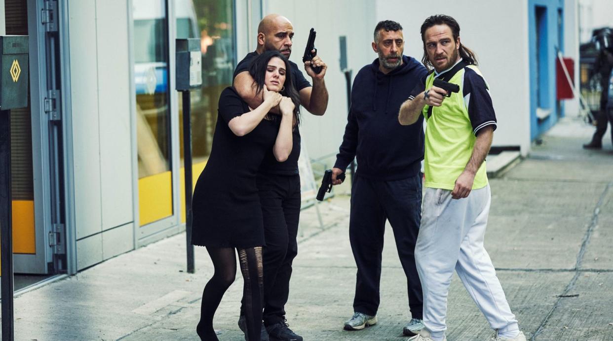 Geisel Vanessa (Ruby O. Fee) muss als Schutzschild für die Bankräuber Barro (Veysel Gelin, links), Keko (Kida Khodr Ramadan, Mitte) und Stulle (Frederick Lau) herhalten. (Bild: ARD Degeto / Marco Fischer)