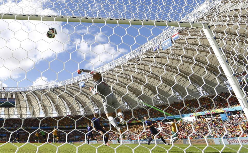 Australia's Tim Cahill (R) shoots to score against the Netherlands during their 2014 World Cup Group B soccer match at the Beira Rio stadium in Porto Alegre June 18, 2014. REUTERS/Darren Staples (BRAZIL - Tags: SOCCER SPORT WORLD CUP TPX IMAGES OF THE DAY)