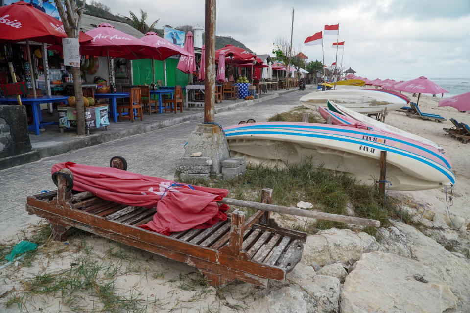 Establecimientos vacíos y playas desiertas en Bali. (Photo by Dicky Bisinglasi/SOPA Images/LightRocket via Getty Images)