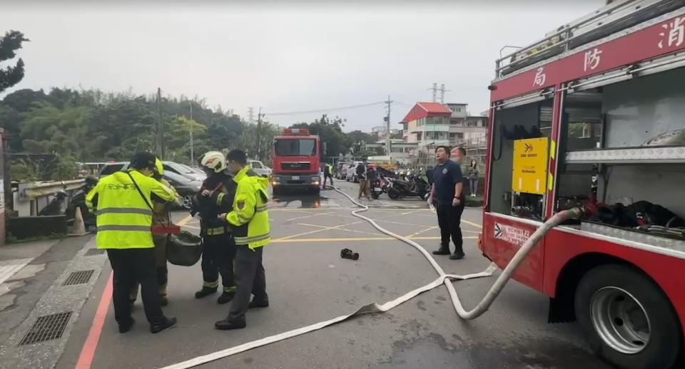 <strong>消防局獲報後出動10車23人與2台救護車。（圖／中天新聞）</strong>