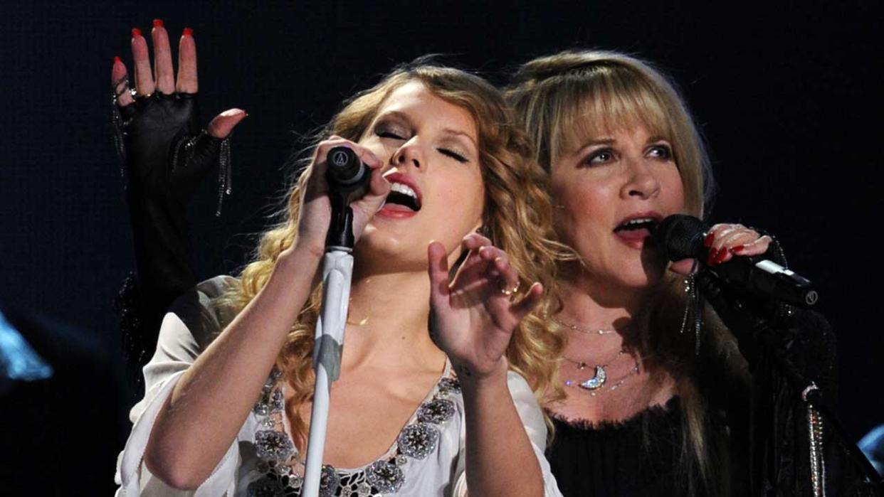  Taylor Swift and Stevie Nicks at the Grammy Awards 2010 